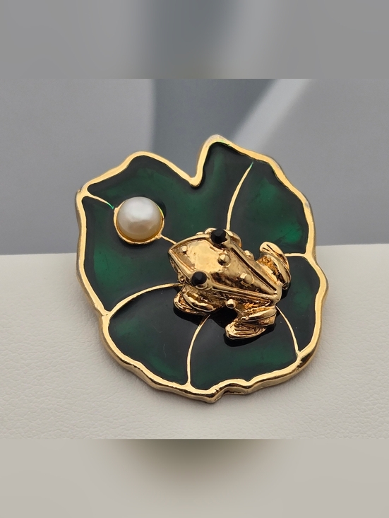 JJ Jonette Jewelry - Vintage Frog Brooch Gold Tone Green Enamel Lily Pad Freshwater Pearl